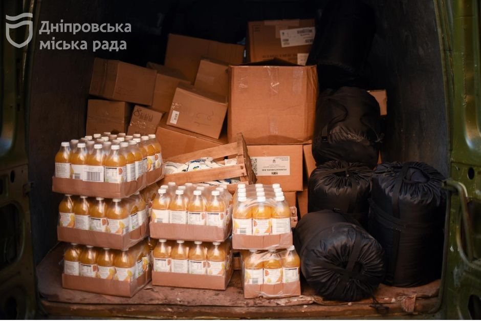 Спальные мешки, окопные свечи, белье, медицина, продовольствие: очередная помощь военным и гражданским от Днепра - рис. 9