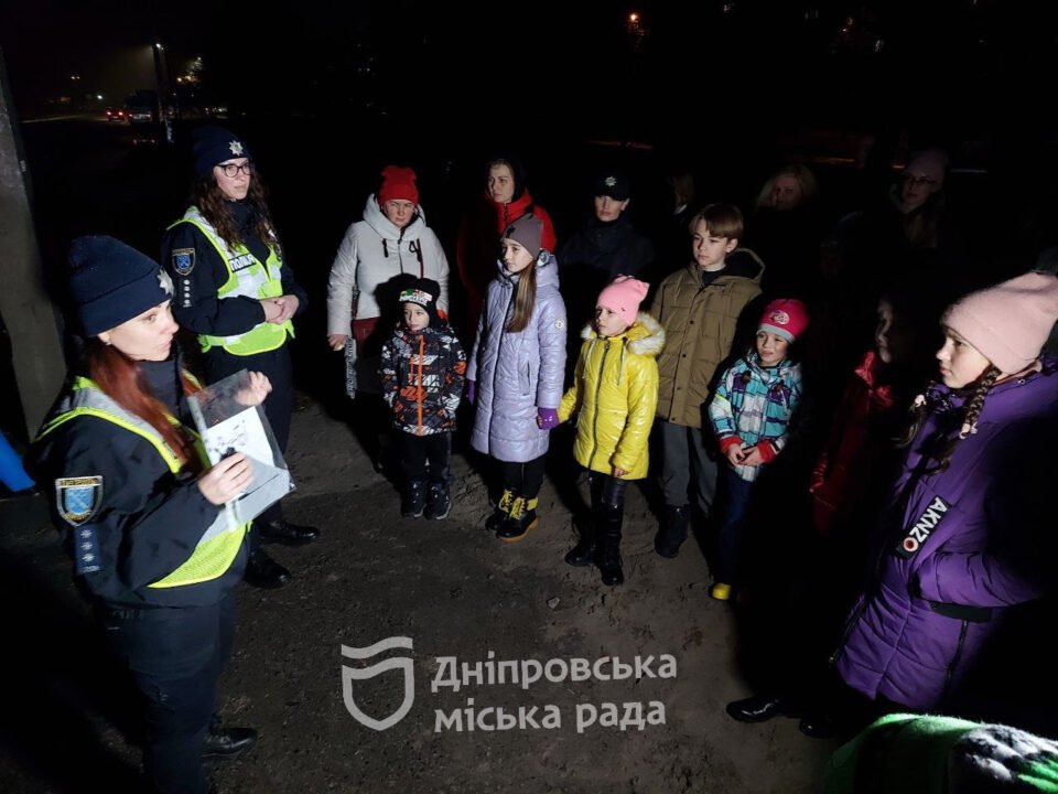 В одній із шкіл Дніпра організували акцію із виготовлення світловідбиваючих флікерів для дітей - рис. 1