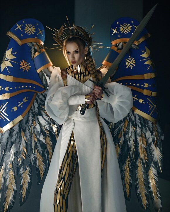 Воин света: «Мисс Украина Вселенная 2022» показала свой национальный костюм для конкурса - рис. 2