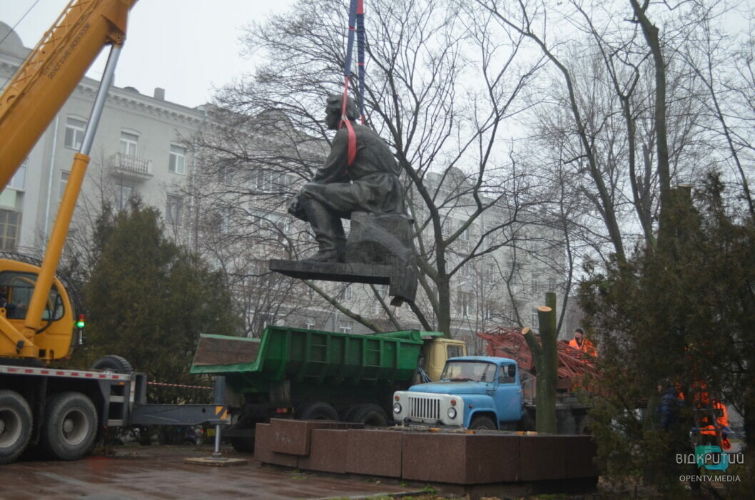 У Дніпрі демонтували пам’ятник радянському письменнику Максиму Горькому