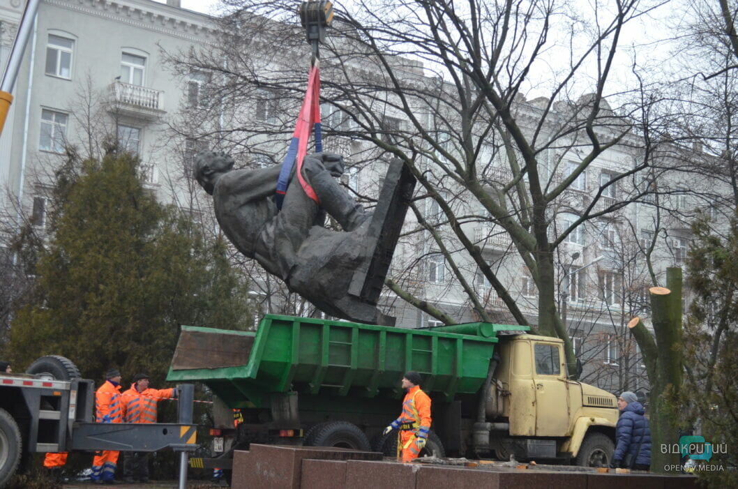 У Дніпрі демонтували пам’ятник радянському письменнику Максиму Горькому