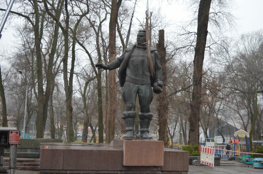 В останній політ: у Дніпрі демонтували пам’ятник радянському льотчику-випробувачу Валерію Чкалову