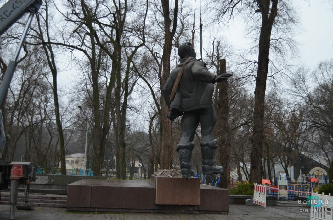 В останній політ: у Дніпрі демонтували пам’ятник радянському льотчику-випробувачу Валерію Чкалову