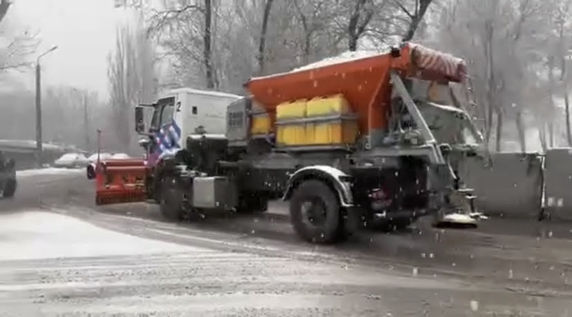 Прибирати сніг на вулицях Дніпра вийшло близько 140 одиниць різної техніки  - рис. 1
