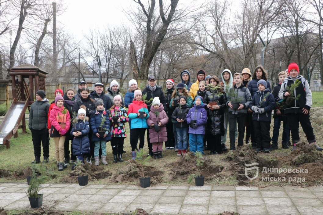 В Днепре дети вместе со взрослыми высаживали елочки в одном из парков