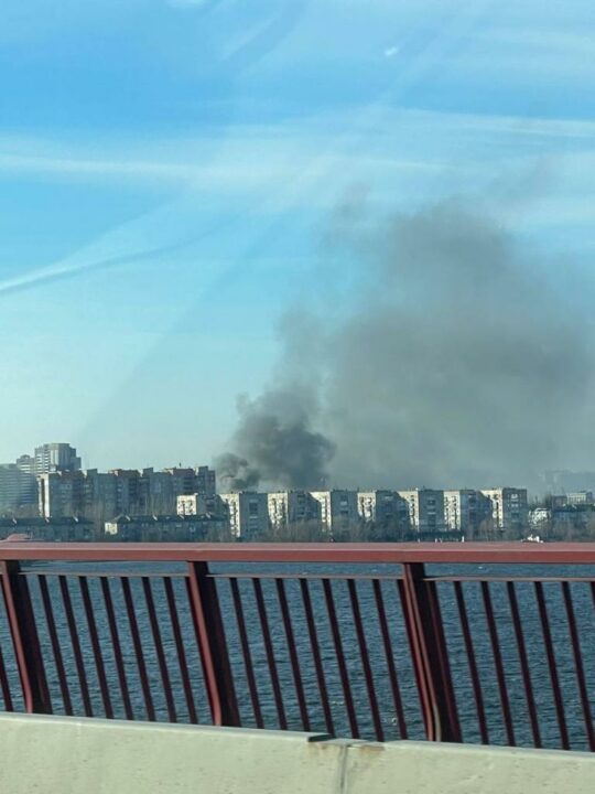В центре Днепра горят помещения: вся улица покрылась черным дымом - рис. 2
