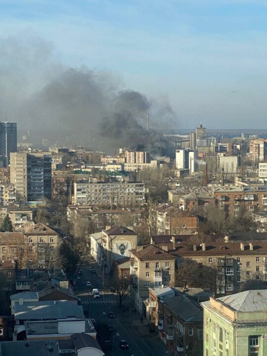 В центре Днепра горят помещения: вся улица покрылась черным дымом - рис. 1