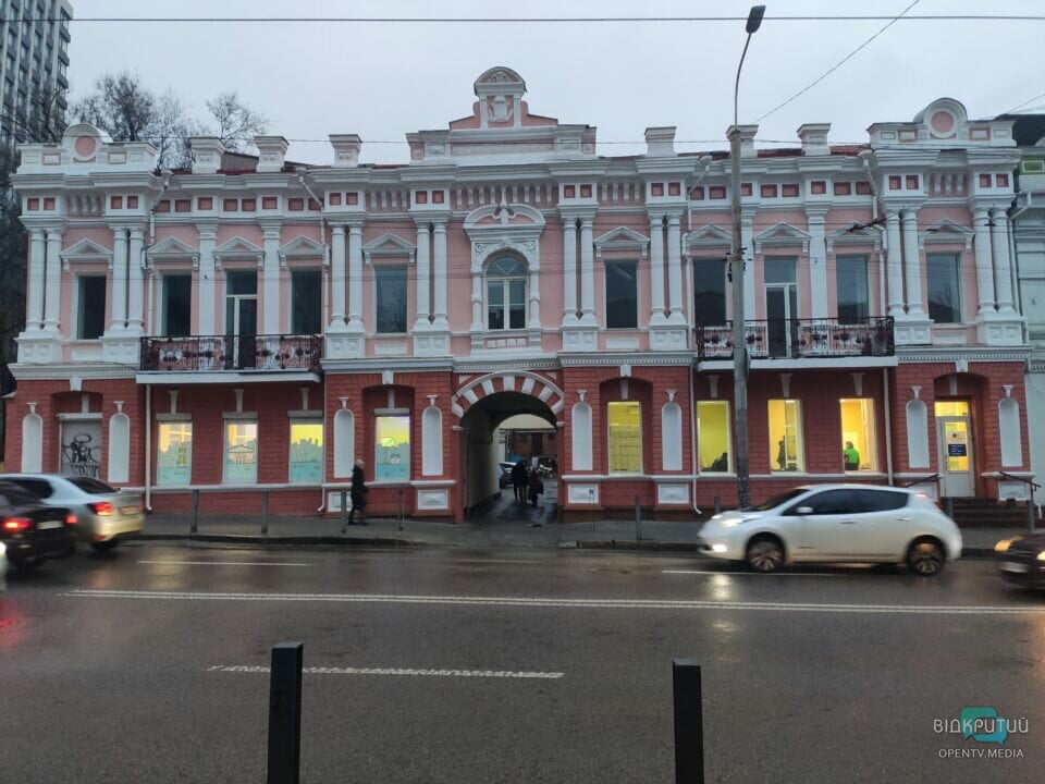 В центре Днепра реставрировали фасад старинного дома