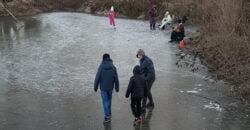 В Днепре местные жители выходят на первый лед и рискуют жизнью - рис. 10