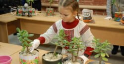 У Дніпрі вихованці закладів позашкілля висадили рослини у гільзи: тепер їх можна придбати за донат для ЗСУ - рис. 13