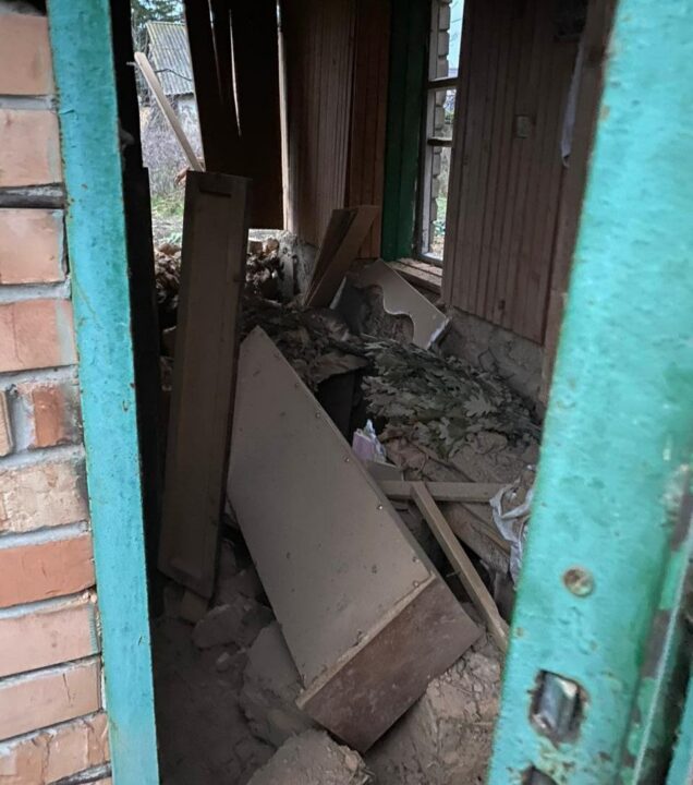 Поранено чоловіка, розбиті будинки: подробиці обстрілу Нікополя від поліції