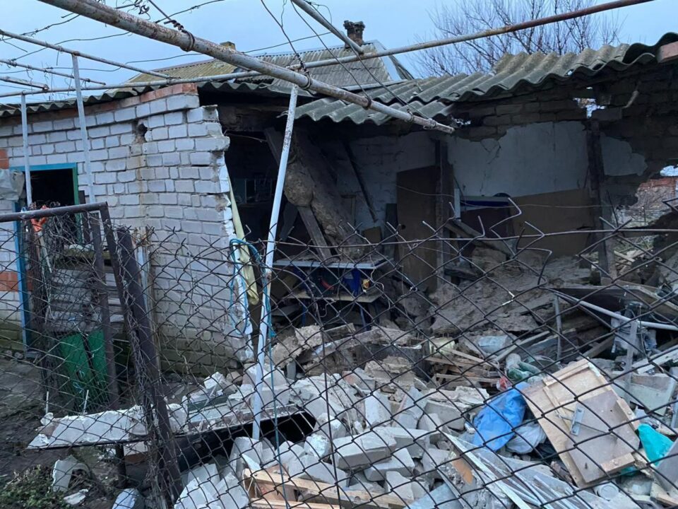Поранено чоловіка, розбиті будинки: подробиці обстрілу Нікополя від поліції