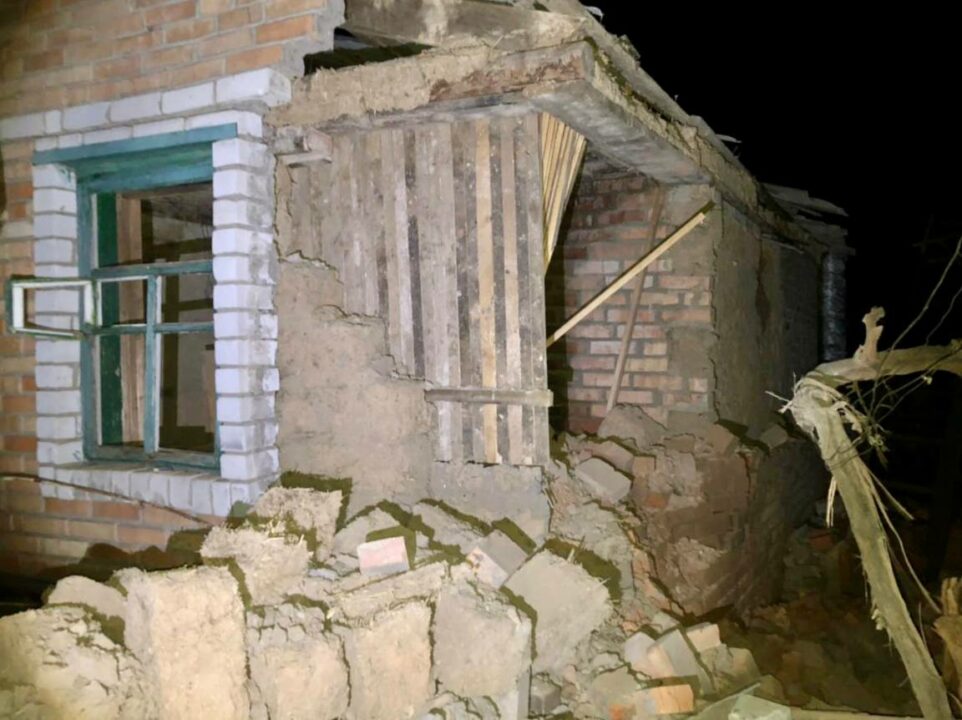 Российские оккупанты минувшей ночью пять раз обстреляли Никопольщину: есть раненый