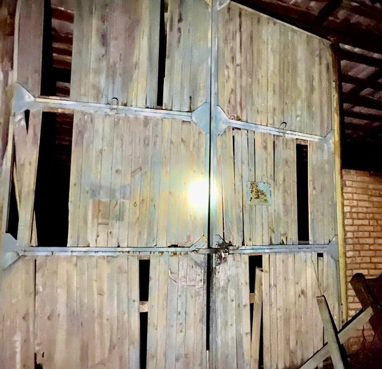 Разбитые гаражи и автомобили предприятия: враг минувшей ночью выпустил по Никопольщине более 60 снарядов