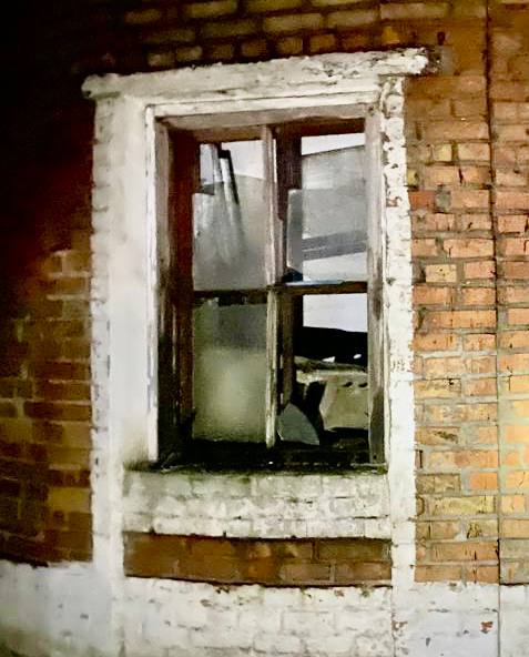 Разбитые гаражи и автомобили предприятия: враг минувшей ночью выпустил по Никопольщине более 60 снарядов