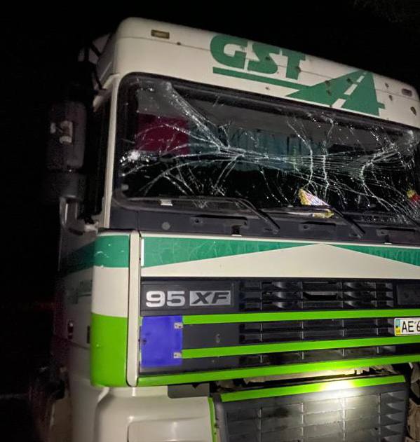 Разбитые гаражи и автомобили предприятия: враг минувшей ночью выпустил по Никопольщине более 60 снарядов