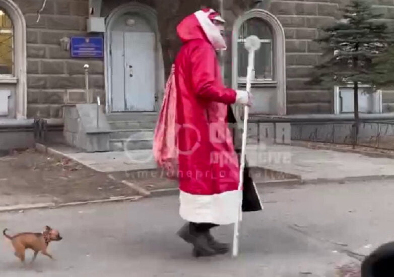Свято наближається: на вулицях Дніпра містяни побачили Діда Мороза та Санта Клауса (Відео)