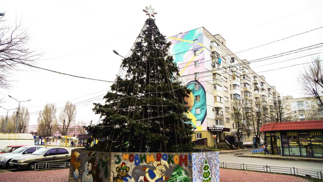 В пригородном поселке Днепра открыли Рождественскую ёлку