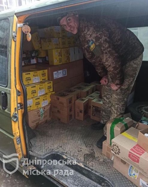 Волонтери Дніпра передали бійцям на фронт теплі речі, продукти та засоби гігієни