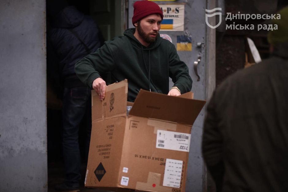 Волонтеры Днепра передали бойцам на фронт теплые вещи, продукты и средства гигиены