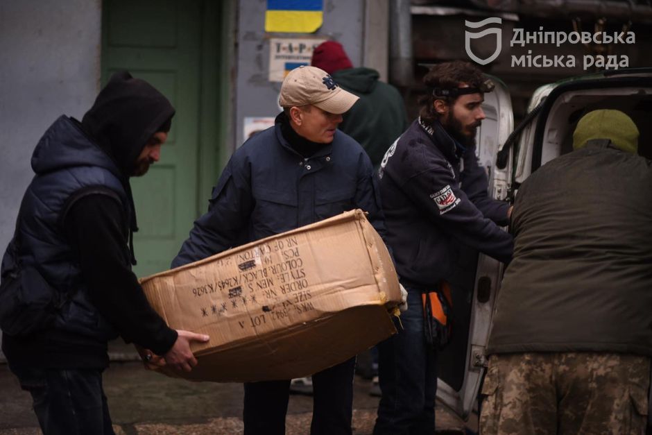 Волонтери Дніпра передали бійцям на фронт теплі речі, продукти та засоби гігієни
