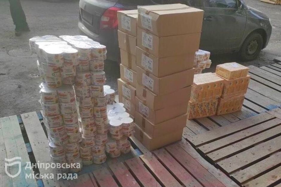 Волонтери Дніпра передали захисникам продукти харчування та засоби гігієни