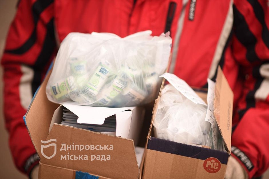 Волонтеры Днепра передали воинам и переселенцам продукты питания, медикаменты и средства гигиены