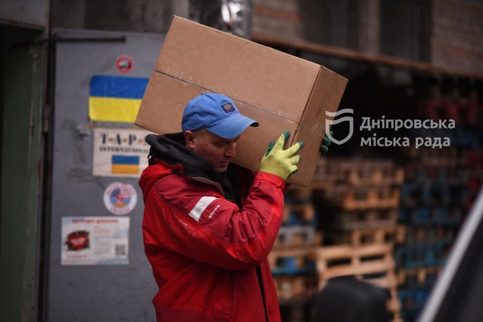 Волонтеры Днепра передали воинам и переселенцам продукты питания, медикаменты и средства гигиены