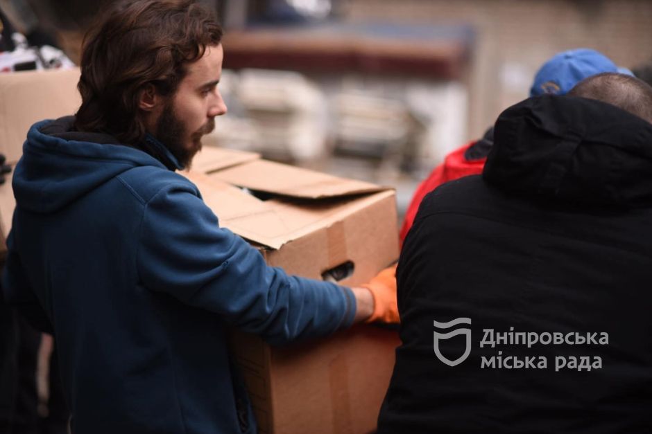 Волонтери Дніпра передали воїнам та переселенцям продукти харчування, медикаменти та засоби гігієни