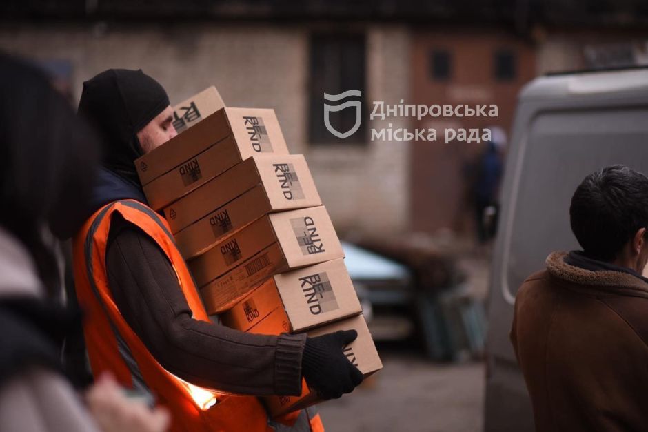 Волонтери Дніпра передали воїнам та переселенцям продукти харчування, медикаменти та засоби гігієни