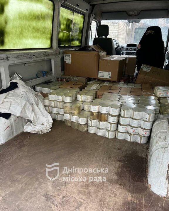 Волонтеры Днепра передали бойцам и переселенцам большую партию гуманитарных грузов - рис. 1