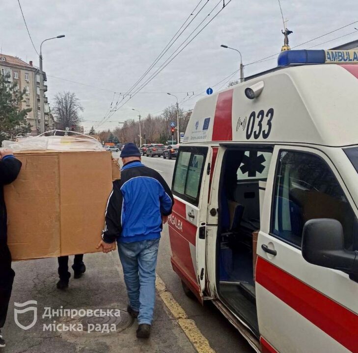Волонтери Дніпра передали бійцям та переселенцям велику партію гуманітарних вантажів - рис. 10