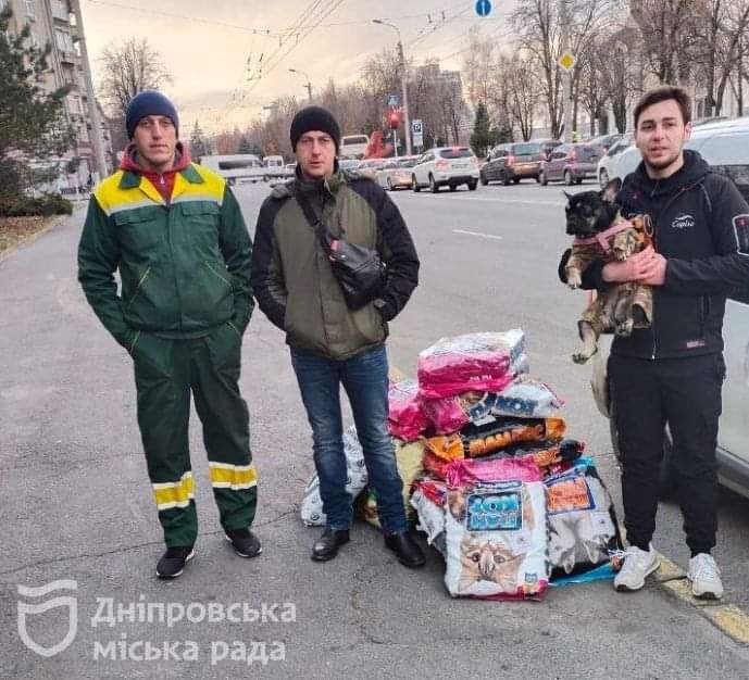 Волонтеры Днепра передали бойцам и переселенцам большую партию гуманитарных грузов - рис. 12