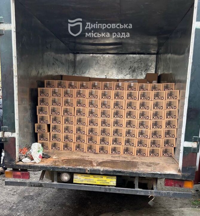 Волонтеры Днепра передали бойцам и переселенцам большую партию гуманитарных грузов - рис. 14