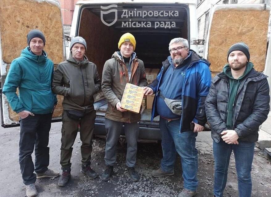 Волонтеры Днепра передали бойцам и переселенцам большую партию гуманитарных грузов - рис. 15