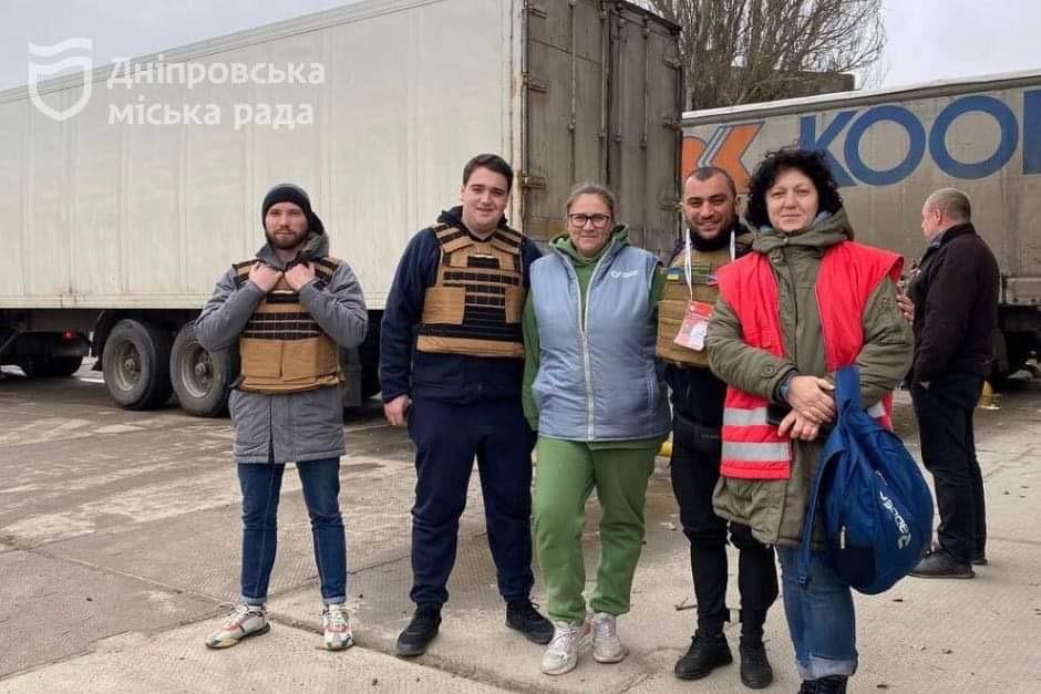 Волонтери Дніпра передали бійцям та переселенцям велику партію гуманітарних вантажів - рис. 7