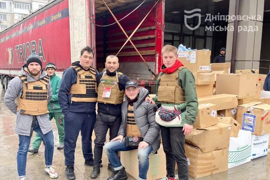 Волонтеры Днепра передали бойцам и переселенцам большую партию гуманитарных грузов - рис. 8