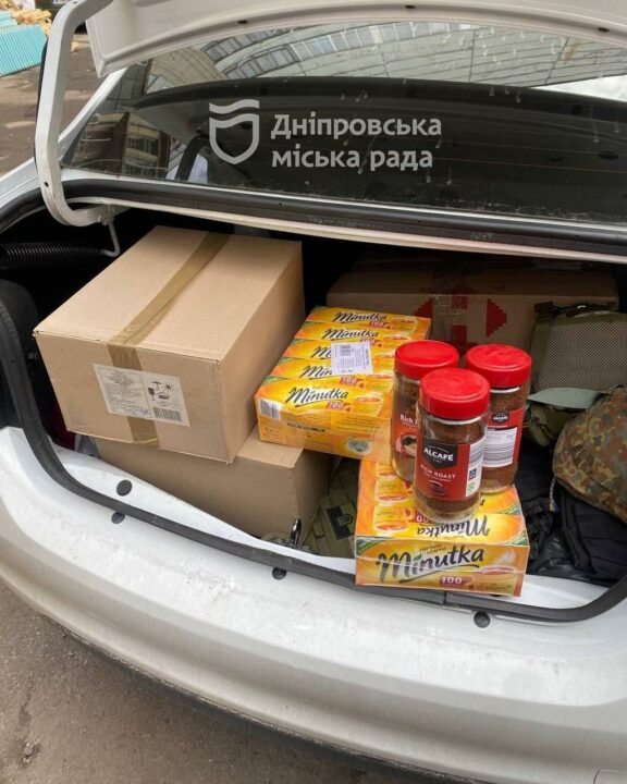 Волонтери Дніпра передали бійцям та переселенцям велику партію гуманітарних вантажів - рис. 9