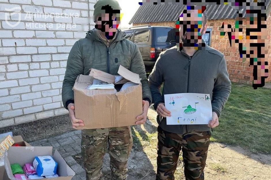 Волонтери Дніпра передали військовим продукти харчування та пічки