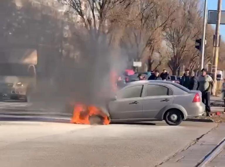 В Днепре на Донецком шоссе горит автомобиль (Фото) - рис. 2