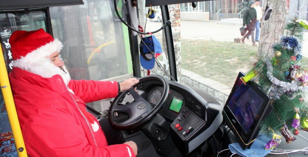 На Днепропетровщине начал курсировать новогодний автобус - рис. 1