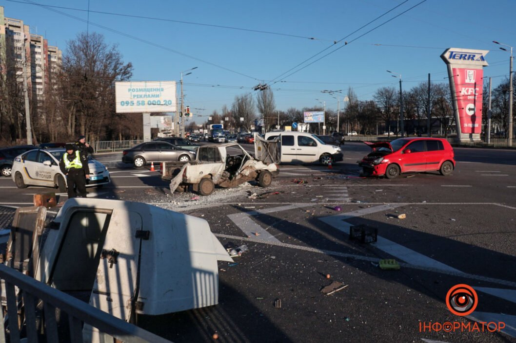 Есть пострадавшие: в Днепре на Запорожском шоссе произошла авария - рис. 1