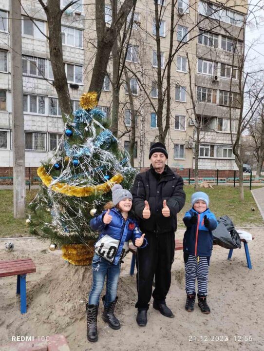 В одному із дворів Дніпра мешканці прикрасили ялинки - рис. 2