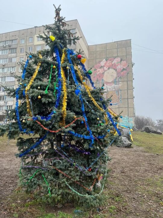 В одному із дворів Дніпра мешканці прикрасили ялинки - рис. 6
