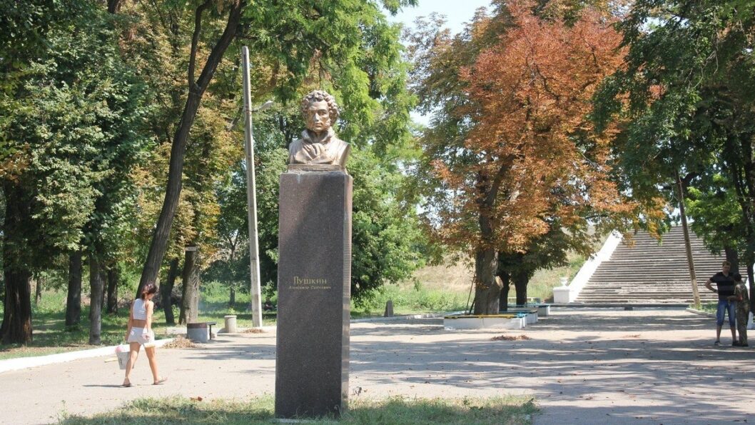 У Нікопольскому парку зник бюст Пушкіна