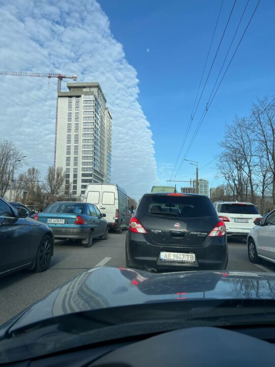 Как будто накрыло волной: над Днепром протянулись необычные облака (Фото) - рис. 2