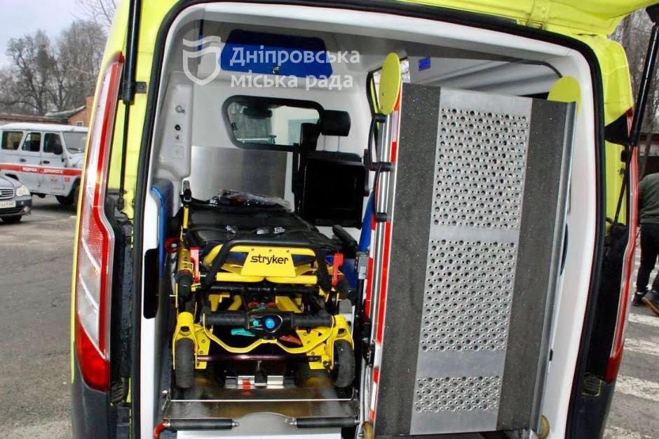 Дніпро отримав укомплектований автомобіль швидкої медичної допомоги
