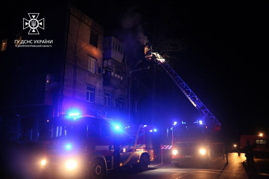 В Шевченковском районе Днепра горела квартира: есть погибшие и пострадавшие - рис. 1