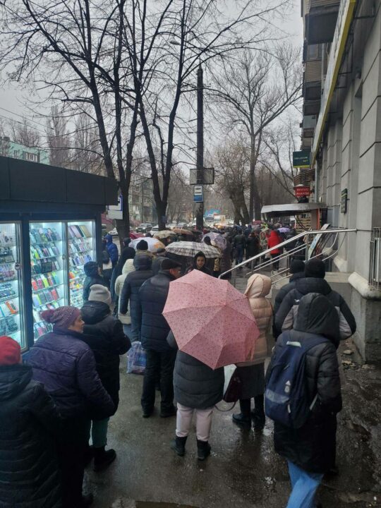 В Днепре образовались очереди на остановках общественного транспорта (Фото/Видео) - рис. 2