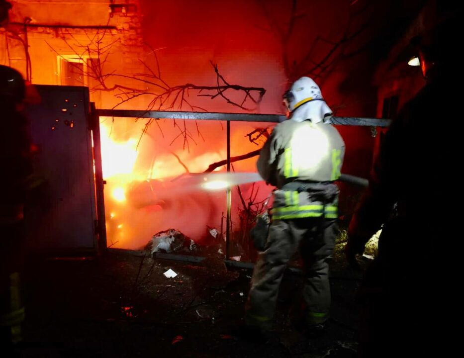 Російські окупанти вночі випустили по Нікопольському району понад 50 снарядів - рис. 1